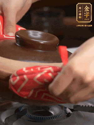 中火調(diào)成小火，鋪上香腸蓋蓋燜5分鐘。不斷轉(zhuǎn)動瓦煲，讓側(cè)壁的飯形成飯焦