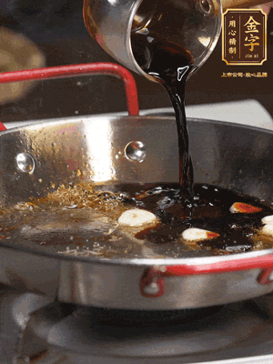 煲飯期間，用油煎熟牛肝菌。再用底油加醬油、蒜片調(diào)出鮮美醬汁