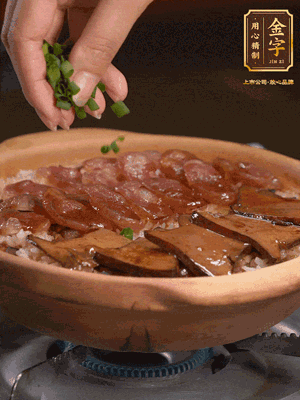 最后鋪上牛肝菌，爭分奪秒地倒上醬汁，撒點小蔥花