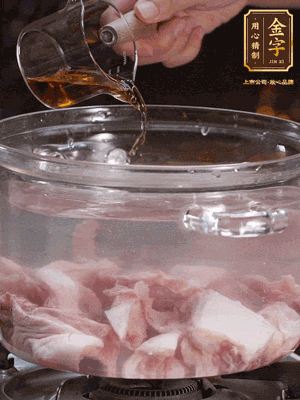 老鴨切塊，鍋里水煮開，鴨肉加姜片、料酒焯水
