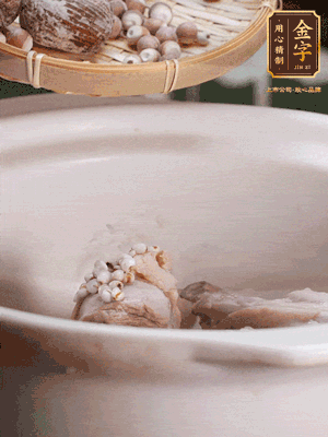 焯好水洗凈的鴨肉、薏米、芡實、蜜棗+適量水煲1小時