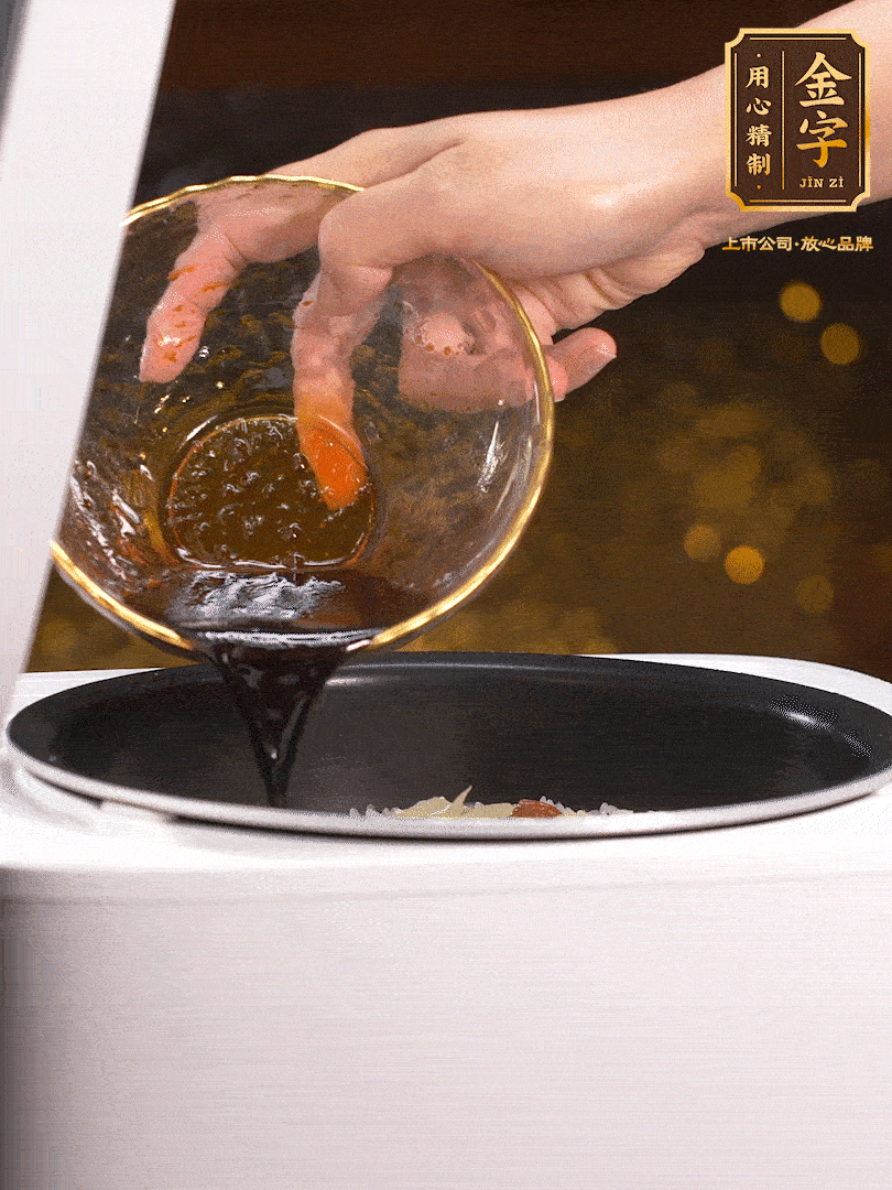 煮好后，淋上醬汁：2勺生抽、1勺老抽、1勺蠔油、半勺白糖、半勺香油、1勺水