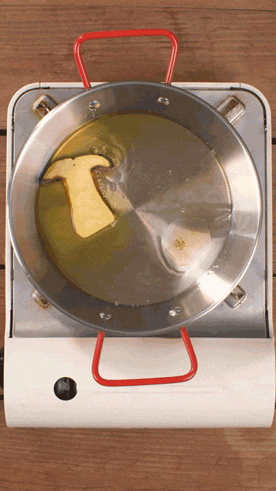 牛肝菌切片，用黃油煎熟