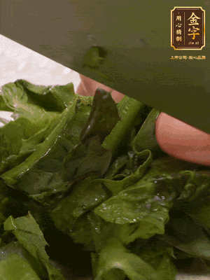 萵筍去皮切丁，萵筍葉切碎