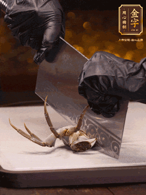 用刷子刷干凈六月黃，一斬二。把蟹蓋、蟹胃拿出來。