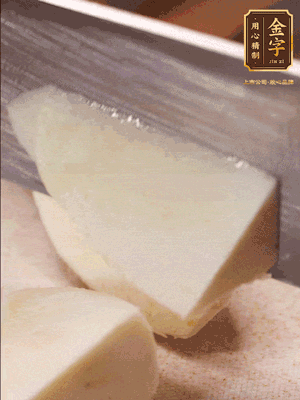 茭白去殼，底部一層老皮刨掉，切成滾刀塊