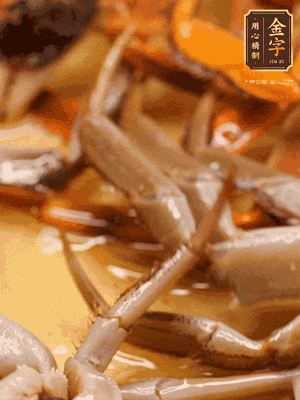 鍋中少油，螃蟹下到鍋中煎一煎