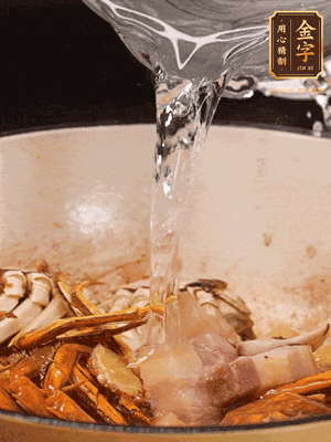 加料酒/花雕酒去腥，加入開水燜10分鐘左右