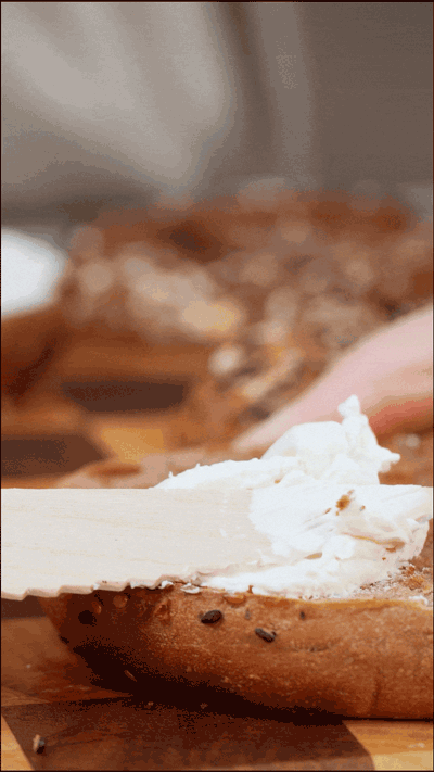 貝果在烤箱中180度復烤5分鐘，涂上芝士