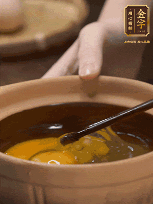雞蛋打入砂鍋，充分打勻，1.5倍的溫水加一勺鹽，倒入蛋液中，攪拌均勻后用勺子舀去表面浮沫