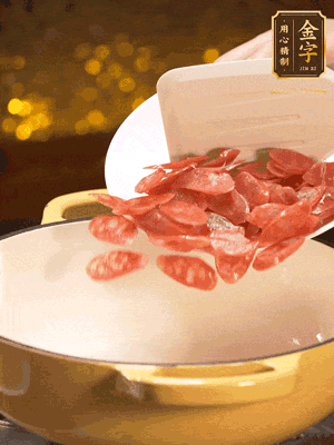 鍋里放油，香腸煸炒出多余的油脂，然后放小米辣