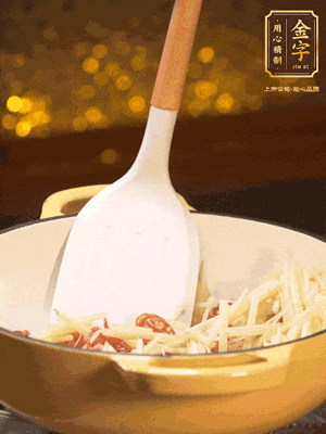 再放嫩姜絲，翻炒出姜絲的辣味