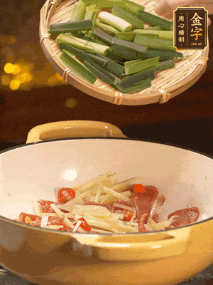 接著放蒜葉，來(lái)一點(diǎn)鹽，一點(diǎn)醬油調(diào)味翻勻