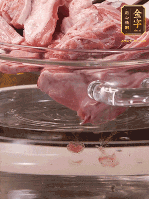 羊排清水洗凈，冷水浸泡30分鐘-2個小時，去除血沫。冷水下鍋，小火加熱析出血水后洗凈備用