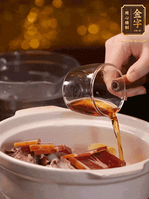 羊排、火腿、姜片一起入砂鍋，大火煮到沸騰