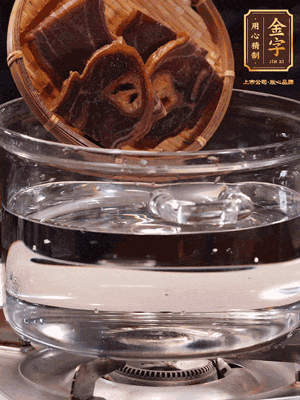 火腿蹄片，冷水下鍋，加蔥姜、料酒焯水