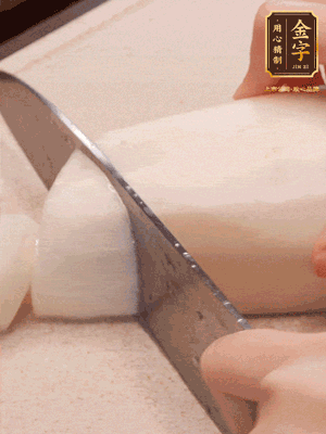 蘿卜削皮，切成滾刀塊