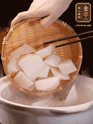 大火煮開(kāi)后，轉(zhuǎn)中小火燉40分鐘，挑出蔥結(jié)，再下蘿卜燉20分鐘