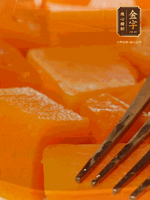 南瓜去皮，一半切塊備用，一半切塊蒸熟，碾成泥