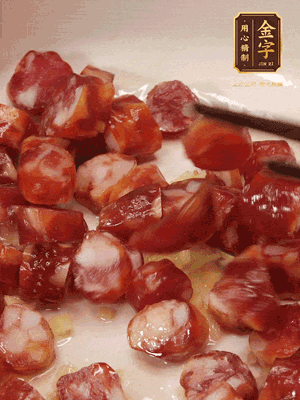 砂鍋熱油，下姜絲、香腸煸香