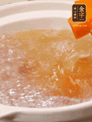 倒入開水、南瓜塊、南瓜泥中火煮5分鐘