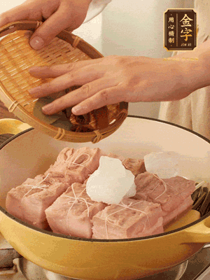 五花肉皮朝下，桂皮、八角、香葉、冰糖、生抽、花雕酒