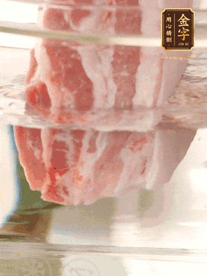 大塊豬五花冷水下鍋，蔥、姜、花雕酒焯水