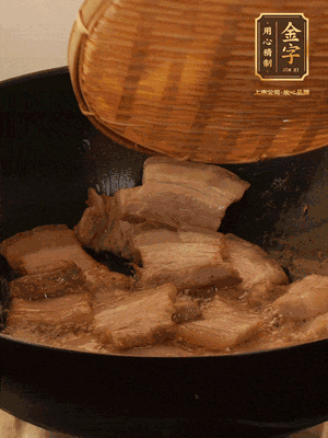 鍋中少油，翻炒五花肉