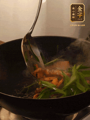 黃豆醬、鹽、糖調(diào)味，淋一圈花雕酒，蒜白先下，蒜葉后下