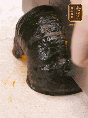 貝貝南瓜去皮，切成小塊。姜切絲