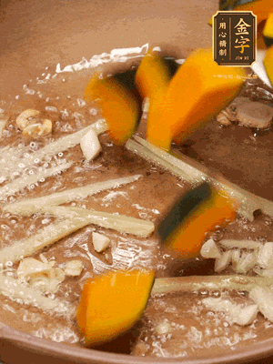 砂鍋倒一層底油，蒜粒、姜絲炒香后，再下南瓜翻炒30秒