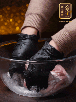 豬肚放入面粉、鹽、白酒，反復(fù)揉搓（重復(fù)3遍），洗掉表面的黏液。再把豬肚翻過來，剪去油脂，一樣反復(fù)揉搓干凈