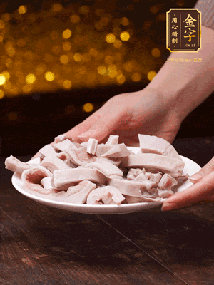 豬肚冷水下鍋，姜蔥料酒去腥，水開煮5分鐘，撈出，切小塊。