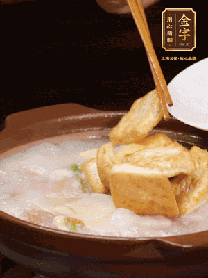 倒入開水大火煮開，轉(zhuǎn)中小火放咸肉，放一點(diǎn)點(diǎn)糖、味精慢燉10分鐘
