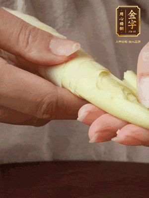 春筍沿著外皮豎著淺劃一刀，剝下外殼，切掉尾部的老根，切滾刀塊。（這個(gè)時(shí)候的春筍最為鮮嫩脆爽，不需要焯水去除澀味）