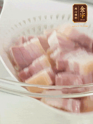 金字淡咸肉、排骨分別加料酒、蔥、姜冷水下鍋焯水，水開撇去浮沫撈出。