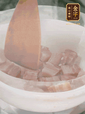 砂鍋內(nèi)咸肉微微煸出香味，再倒入開水。放排骨滾開后轉(zhuǎn)中小火篤30分鐘。（水盡量一次加足，以免中途加水沖淡鮮味。這一步是湯底濃白的關(guān)鍵）