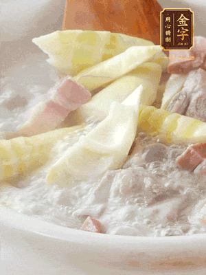 開蓋后放春筍，小火慢篤20分鐘左右，出鍋后盛出。