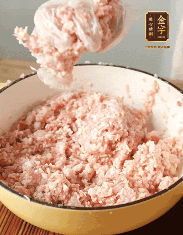 肉丁、咸肉丁、一丟丟鹽、料酒拌勻，反復(fù)摔打上勁。接著加入1兩蔥姜水，反復(fù)拌勻摔打上勁。前后共加3遍。3遍后筍丁，接著反復(fù)摔打上勁。最后加入1個蛋清、3茶匙生粉拌勻摔打上勁