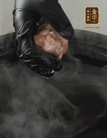 獅子頭摔打至圓潤牢固，等水煮開后，放獅子頭