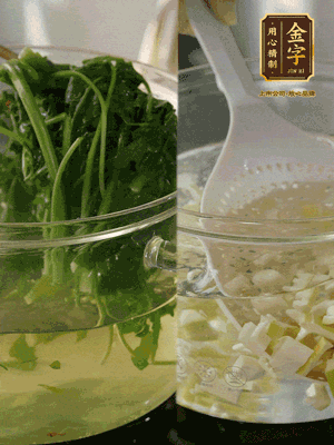 春筍切丁焯水；薺菜加鹽焯水，過涼水后切成細(xì)末