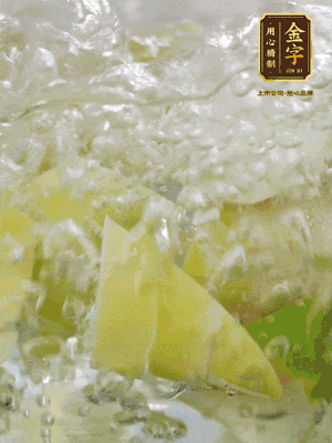 春筍沿著外皮豎著淺劃一刀，剝下外殼，切掉尾部的老根，切滾刀塊。簡(jiǎn)單焯水去澀味。