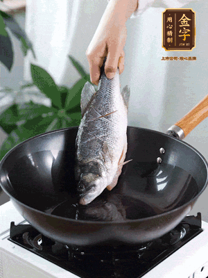 熱油，加1大勺豬油、姜片，再下鱸魚，煎至定型后翻面。（加點(diǎn)豬油，燉出的魚湯更容易變?yōu)榍逅哪贪咨?。?>
					</div>
					<span>步驟 3/6</span>
					<p>熱油，加1大勺豬油、姜片，再下鱸魚，煎至定型后翻面。（加點(diǎn)豬油，燉出的魚湯更容易變?yōu)榍逅哪贪咨?。?/p>
				</li><li>
					<div   id=