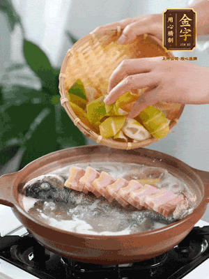 倒開水燉煮后轉(zhuǎn)移入砂鍋，淋料酒去腥、加少許鹽調(diào)味，再依次加咸肉、春筍燉煮15分鐘。