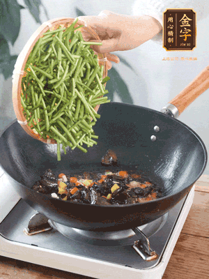 熱油煸香蒜末、姜粒、小米辣，再下臘肉煸炒出香味