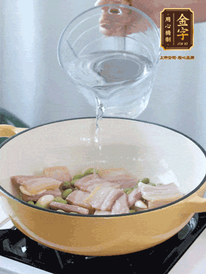 倒入熱水，加絲瓜、腐竹