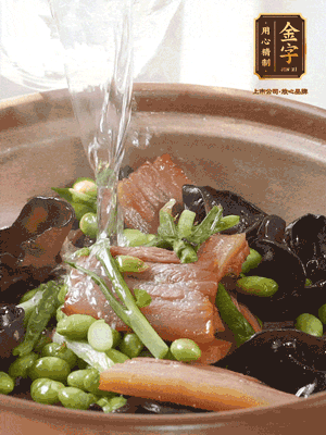 轉(zhuǎn)入砂鍋，加入開水、百葉結(jié)燉煮10分鐘