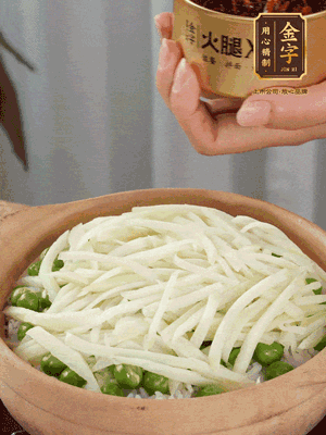 到水微干，放上豌豆、茭白絲。
