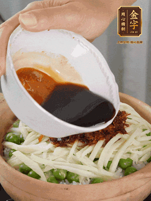 繼續(xù)小火燜3分鐘，淋上XO醬攪拌均勻。
