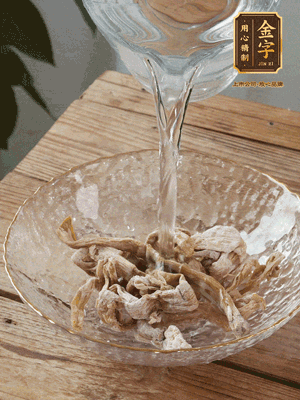 筍干提前泡發(fā)1晚切段，冬瓜去皮切塊。